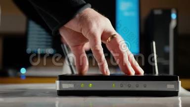 一名男子将以太网电缆连接到Wi Fi路由器的广域网端口和局域网端口